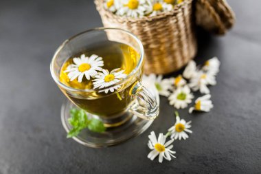 Bir fincan papatya çayı.