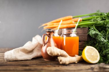 Taze organik havuç suyu