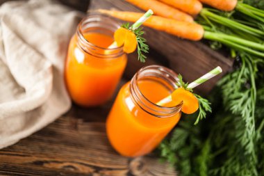 Taze organik havuç suyu