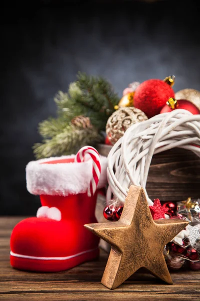 Adornos de Navidad en una caja de madera —  Fotos de Stock