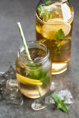 Limonlu ve naneli buzlu çay.