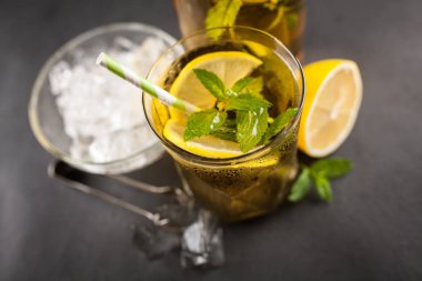 Limonlu ve naneli buzlu çay.