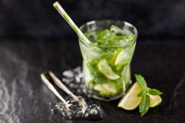 Mojito koyu arka plan üzerinde kokteyl