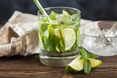Mojito koyu arka plan üzerinde kokteyl