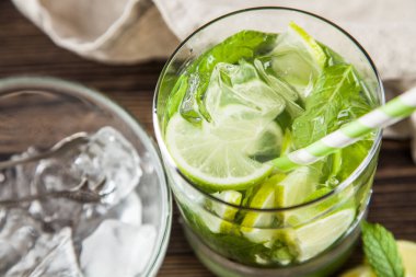 Mojito koyu arka plan üzerinde kokteyl