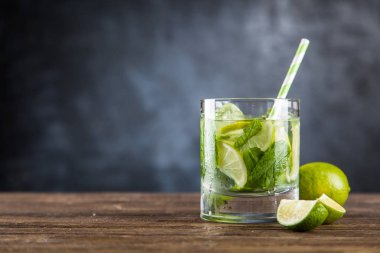 Mojito koyu arka plan üzerinde kokteyl