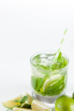 Mojito beyaz zemin üzerine kokteyl