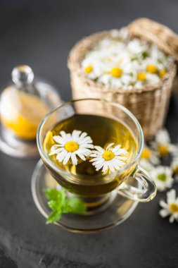 Bir fincan papatya çayı.