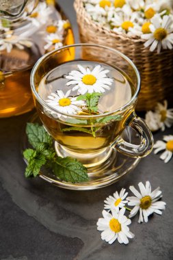 Bir fincan papatya çayı.