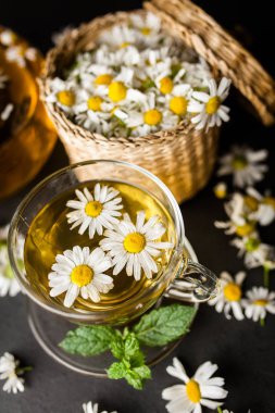 Bir fincan papatya çayı.