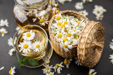 Bir fincan papatya çayı.