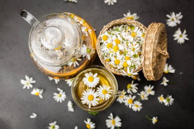 Bir fincan papatya çayı.