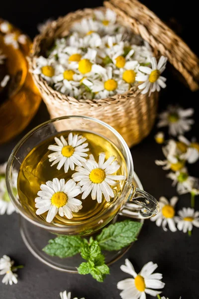 Bir fincan papatya çayı.