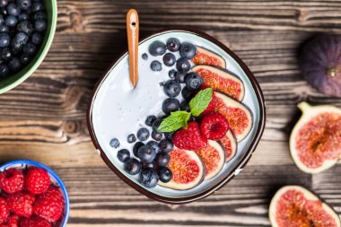 Lezzetli blueberry ve incir yoğurt