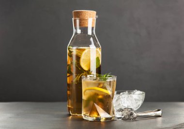 Limonlu ve naneli buzlu çay.