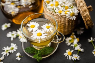 Bir fincan papatya çayı.