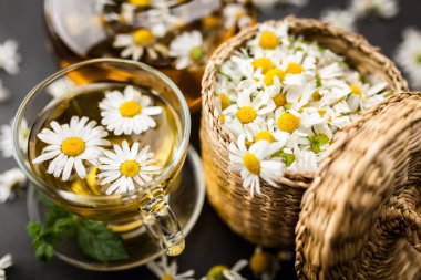 Bir fincan papatya çayı.