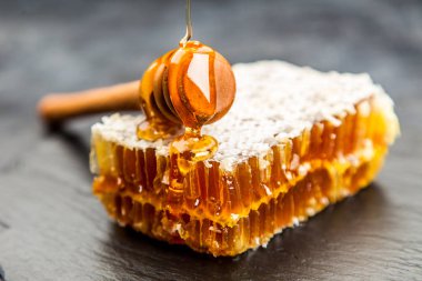 Beyaz üzerine bal peteği