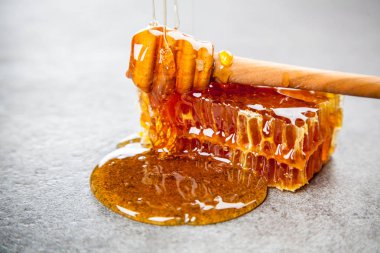 Gri arka plan üzerinde petek