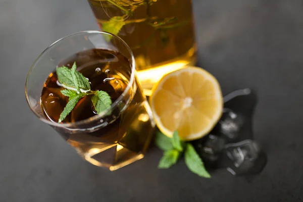 Té helado con limón y menta —  Fotos de Stock