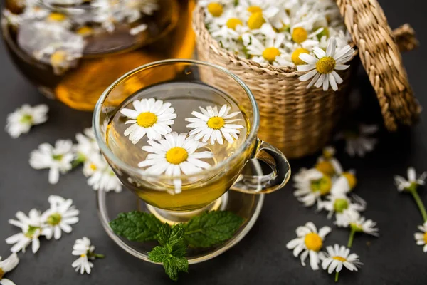 Bir fincan papatya çayı.