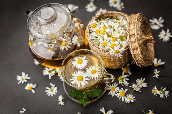 Bir fincan papatya çayı.