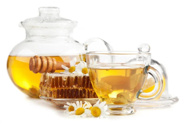 Honeycomb och kamomill te på vit — Stockfoto