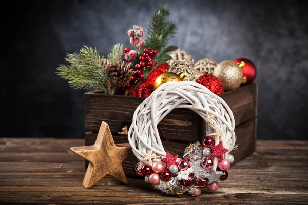 Kerst ornamenten in een houten krat — Stockfoto