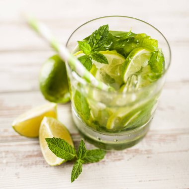 Mojito Beyaz ahşap arka plan üzerinde kokteyl