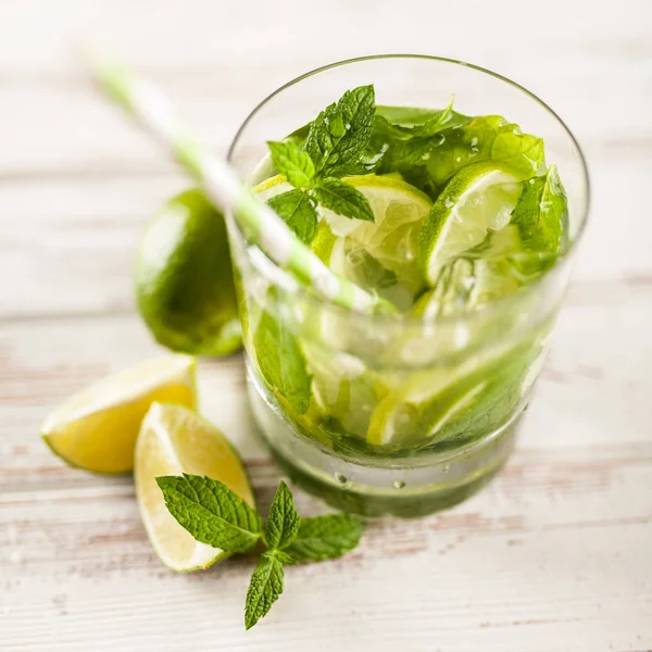 Mojito cocktail på vit trä bakgrund — Stockfoto