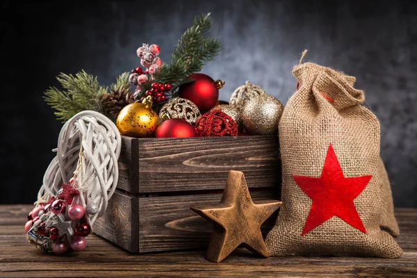 Adornos de Navidad en una caja de madera —  Fotos de Stock