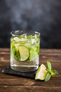 Mojito koyu arka plan üzerinde kokteyl