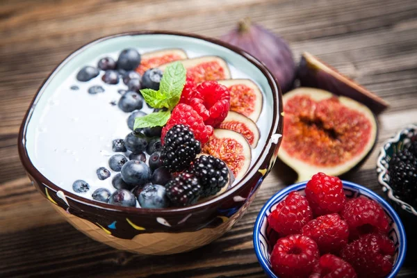 Heerlijke yoghurt van de bosbes en gekonfijte vijgen — Stockfoto