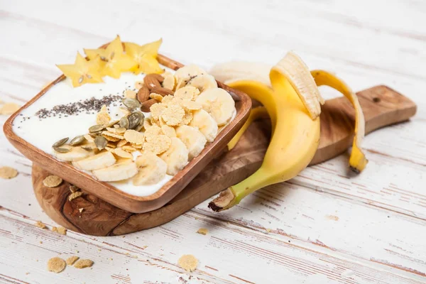 Muz yoğurt tohum ve Mısır gevreği ile