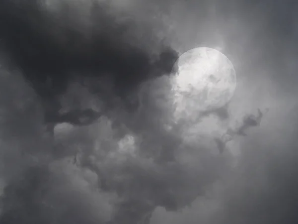 Lua cheia em um céu nublado — Fotografia de Stock
