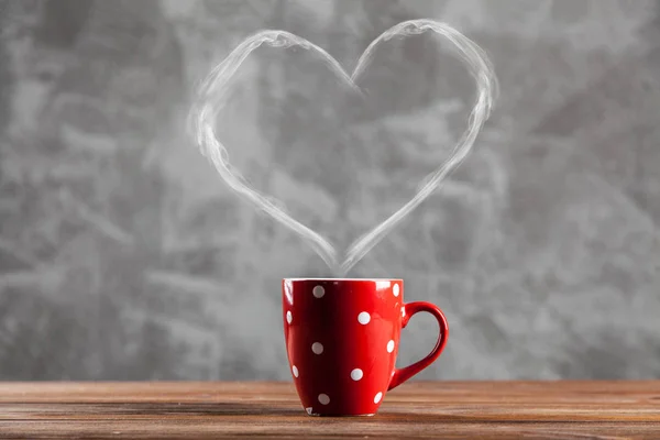 Tasse de café avec une vapeur en forme de coeur — Photo