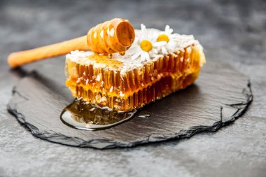 Beyaz üzerine bal peteği