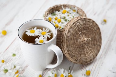 Bir fincan papatya çayı.