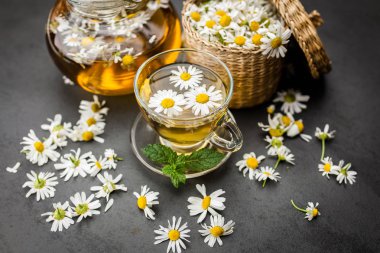 Bir fincan papatya çayı.