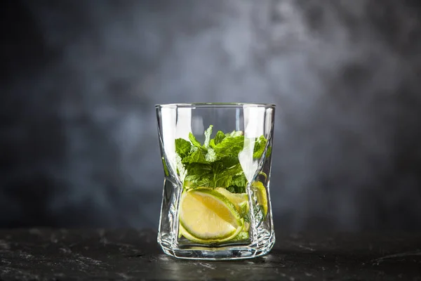 Mojito-Cocktail auf dunklem Hintergrund — Stockfoto