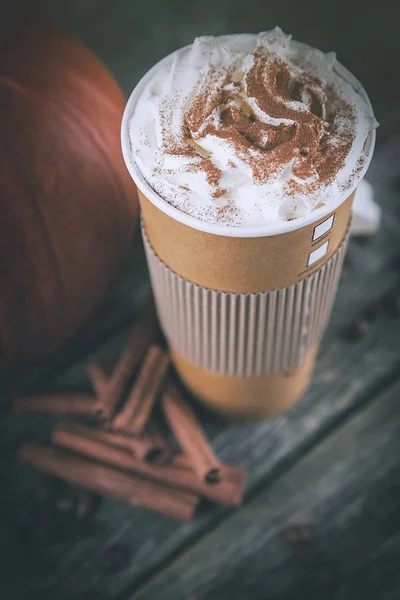 Καρύκευμα κολοκύθας latte σε ένα χάρτινο Κύπελλο — Φωτογραφία Αρχείου