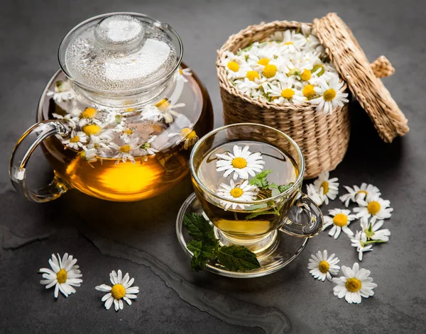 Bir fincan papatya çayı.