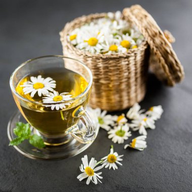 Bir fincan papatya çayı.