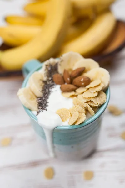 Jogurt bananowy z nasion i płatki kukurydziane — Zdjęcie stockowe