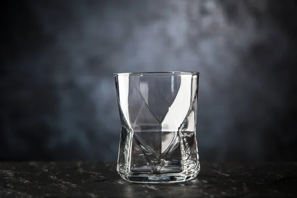 Leeres Glas auf dunklem Hintergrund — Stockfoto
