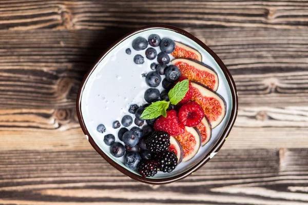 Delicioso yogur de arándano e higo —  Fotos de Stock