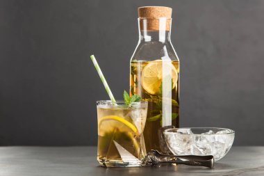 Limonlu ve naneli buzlu çay.