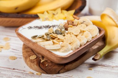 Muz yoğurt tohum ve Mısır gevreği ile