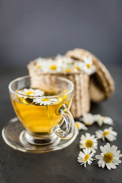 Taza de té de manzanilla —  Fotos de Stock