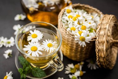 Bir fincan papatya çayı.